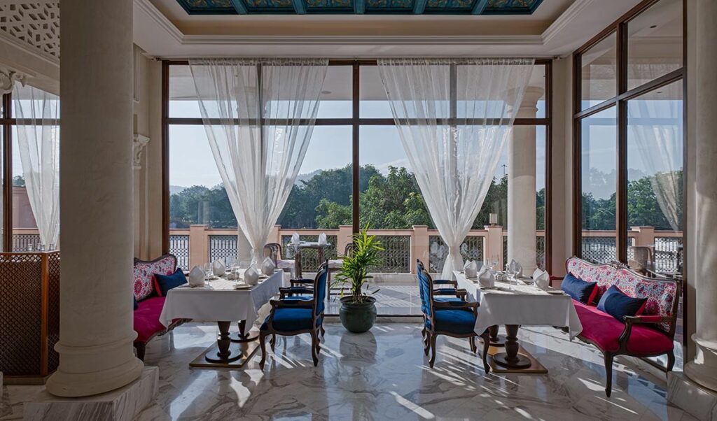Glass Elegance: Transforming Restaurants and Hotels with Style
