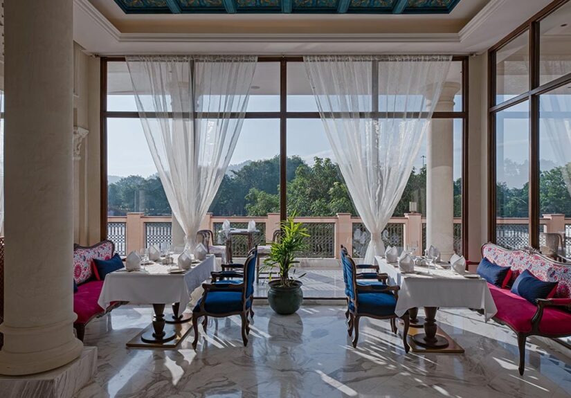 Glass Elegance: Transforming Restaurants and Hotels with Style